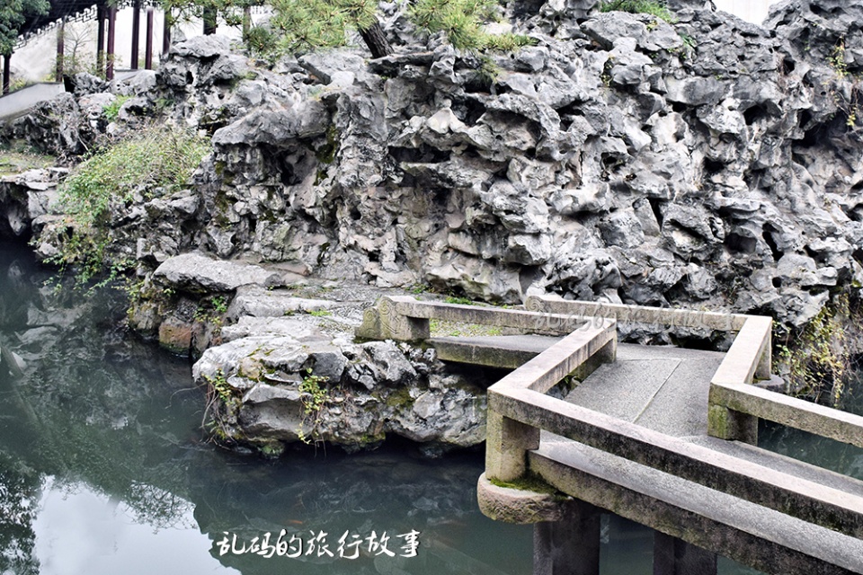 环秀山庄以山景独步江南,但水景也是不可缺少的点缀.