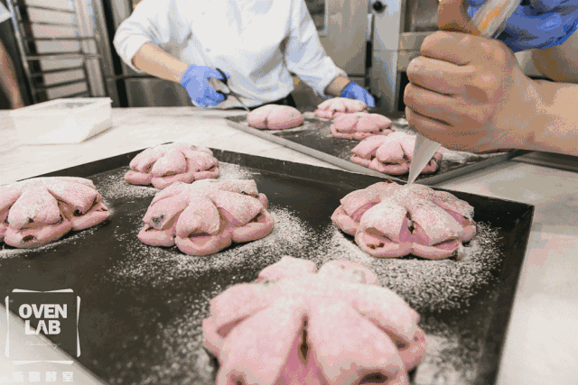 精选进口食材和天然酵母,纯手工制作,一炉面包从揉面到出烤箱都要经过