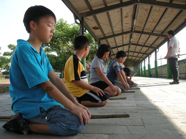 原创日本女人为什么见人就下跪原来让中国人给洗脑了