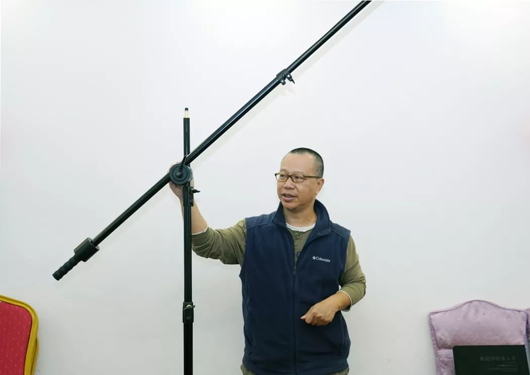 摄影器材商李剑扬先生说:这是大家熟悉的"严冬架",今天要看看架落谁手
