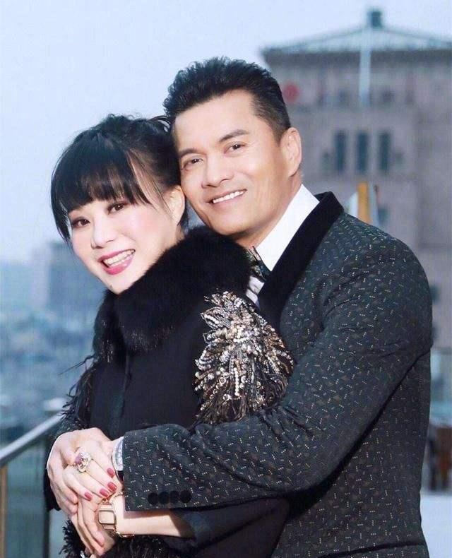 吕良伟的几任老婆个个肤白貌美有实力