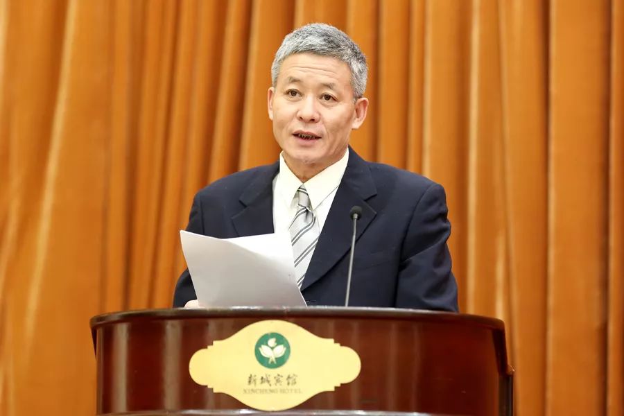 蒙能集团党委副书记,董事周建军主持会议.