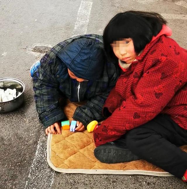 街边小乞丐图片