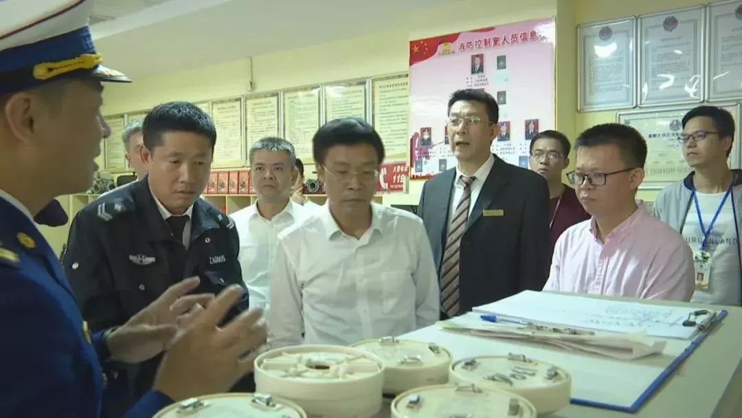 随后,吴楚斌一行来到两英皇都大酒店,就节前食品安全进行检查.