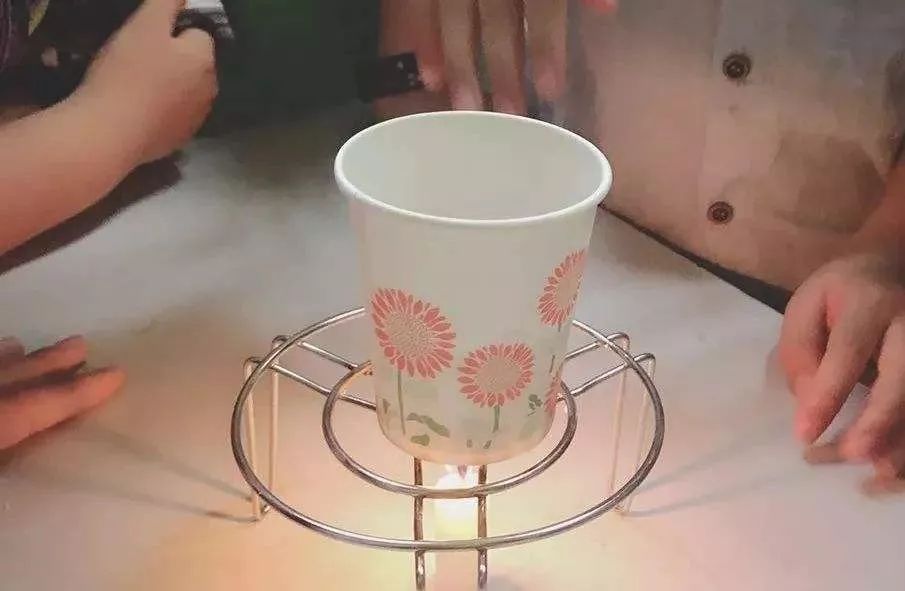 纸杯中的水吸收了纸杯的热量,所以水会沸腾而纸杯却不会被火烧掉