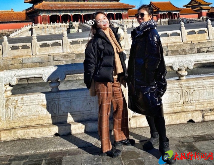 女子闭馆日开奔驰进故宫还炫耀躲开人流去撒欢疑似为国航空姐