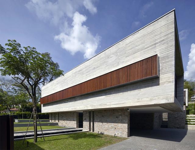 围绕中央庭院的三册清水混凝土建筑