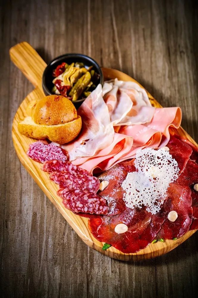 风干牛肉火腿,意式肉肠,圣丹尼火腿,萨拉米香肠,每一款都有不同风味