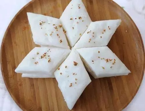 水糕最适宜在寒冷的冬天食用,端一碟在手,身心俱暖,年味也在舌尖慢慢