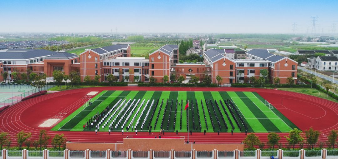 东张中学完善公共服务居住环境变美了,公共服务功能进一步完善.