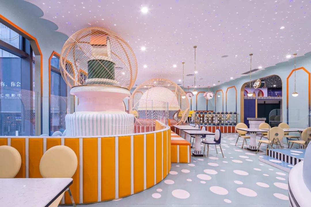整个餐厅以马卡龙色系为主,笼罩在浪漫的星空下,还有鸟巢造型的萌物