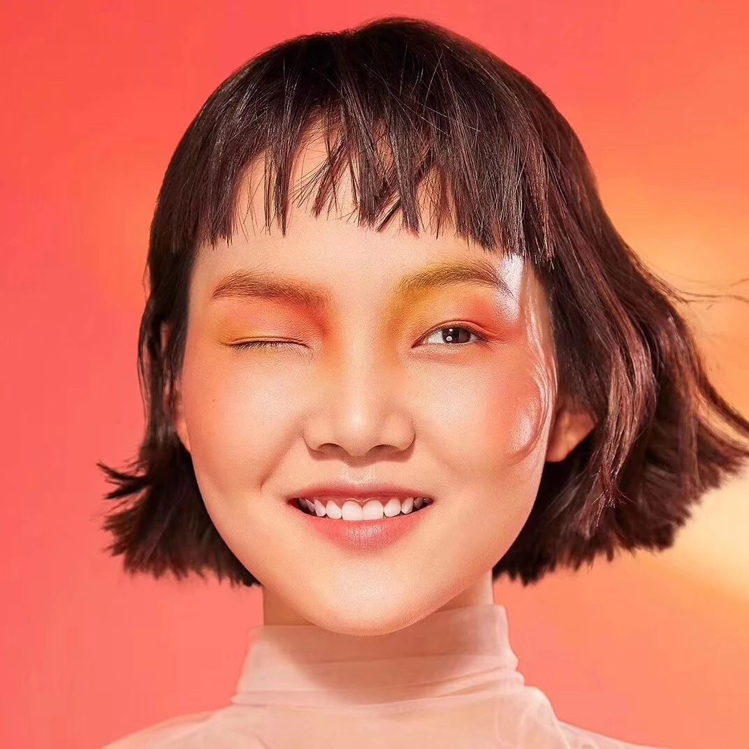 短发,丹凤眼,低鼻梁,眼距过宽,潘浩文的长相按照中国人的审美,称不上