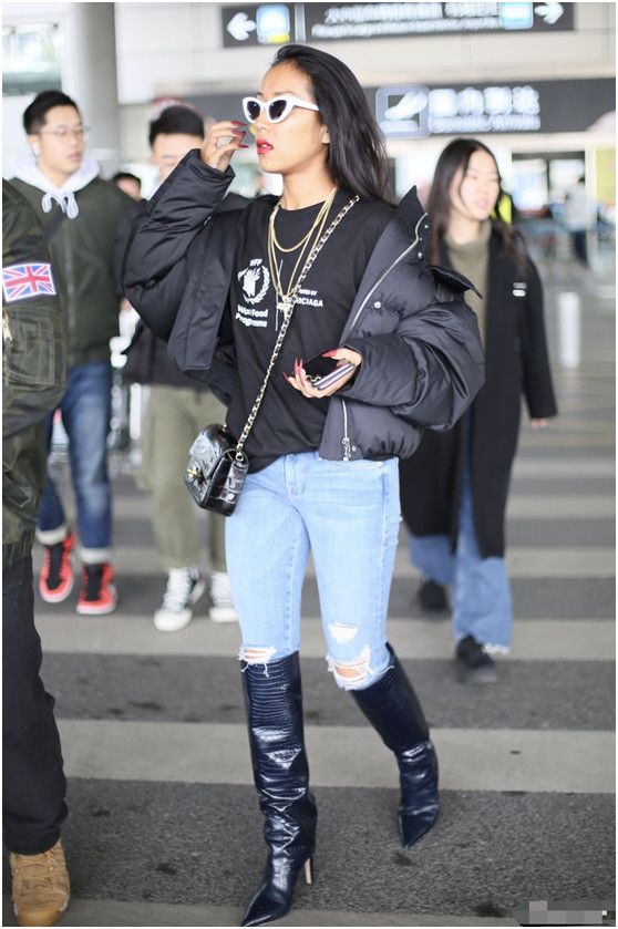 31岁吉克隽逸放飞自我,牛仔裤搭配过膝长靴,戴猫眼眼镜一言难尽