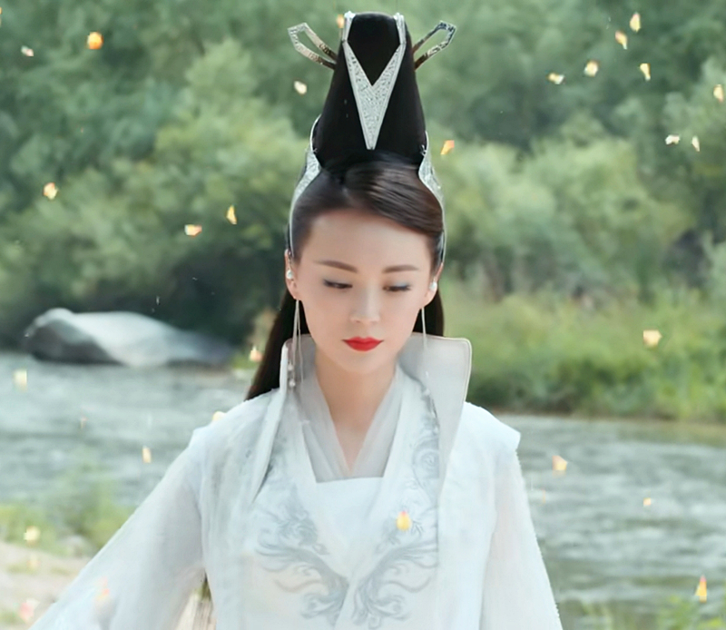 邀月宫主还有"十二星相"的众人造型也都挺杀马特的,一个头发像枯草