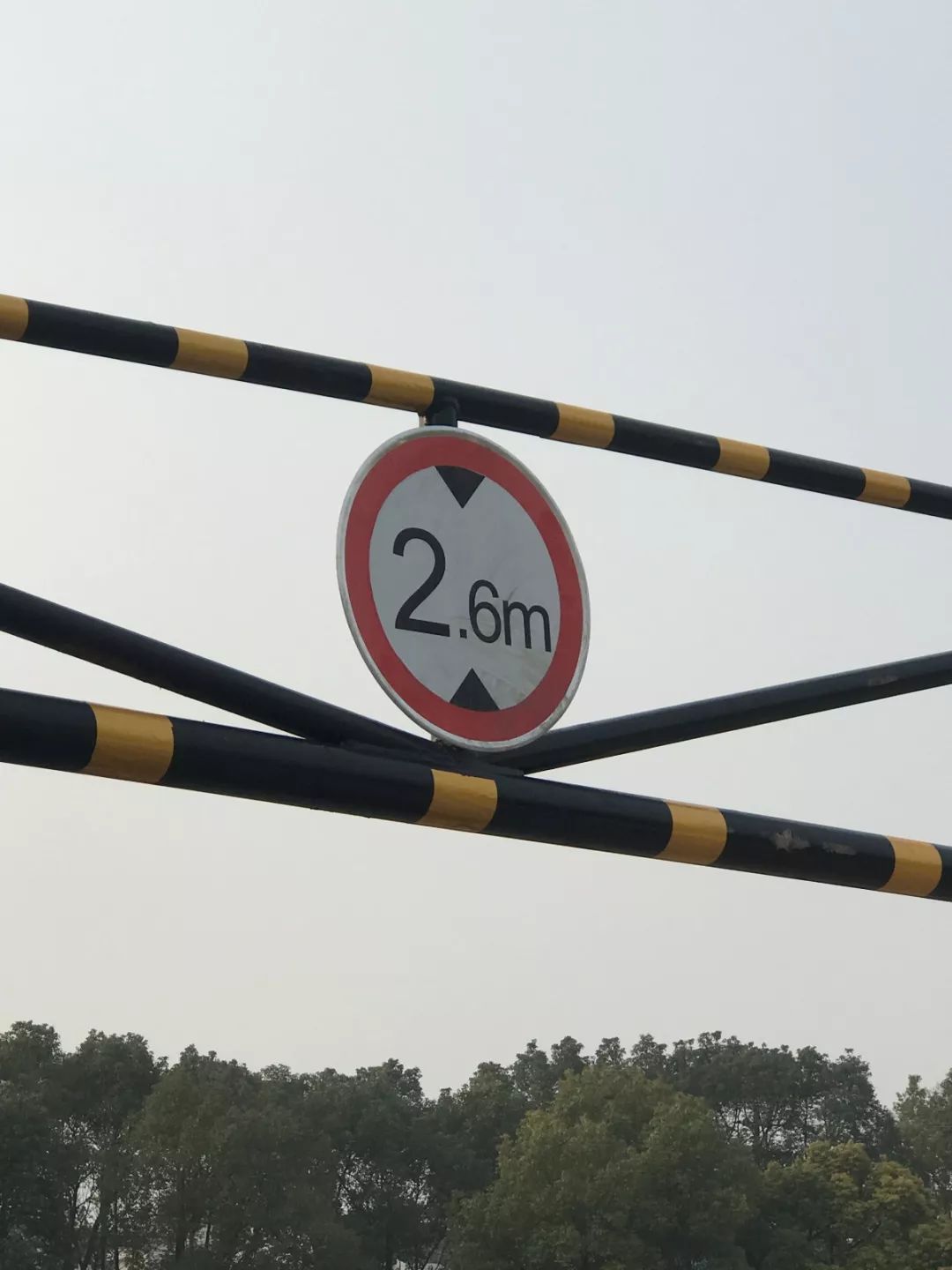 荆州这个地方限高26m经常经过此地的驾驶员朋友注意绕行