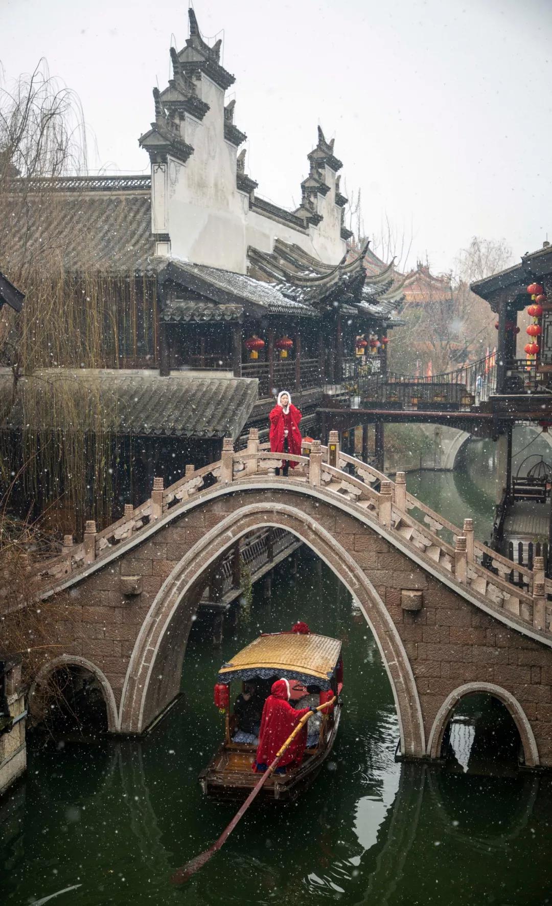 台儿庄古城下雪了红墙白雪良友佳人在古城静谧的时光听雪落