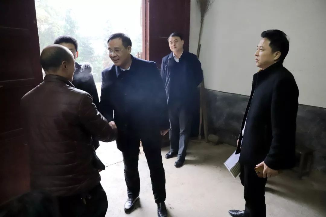 唐年初慰问困难职工困难党员和困难群众