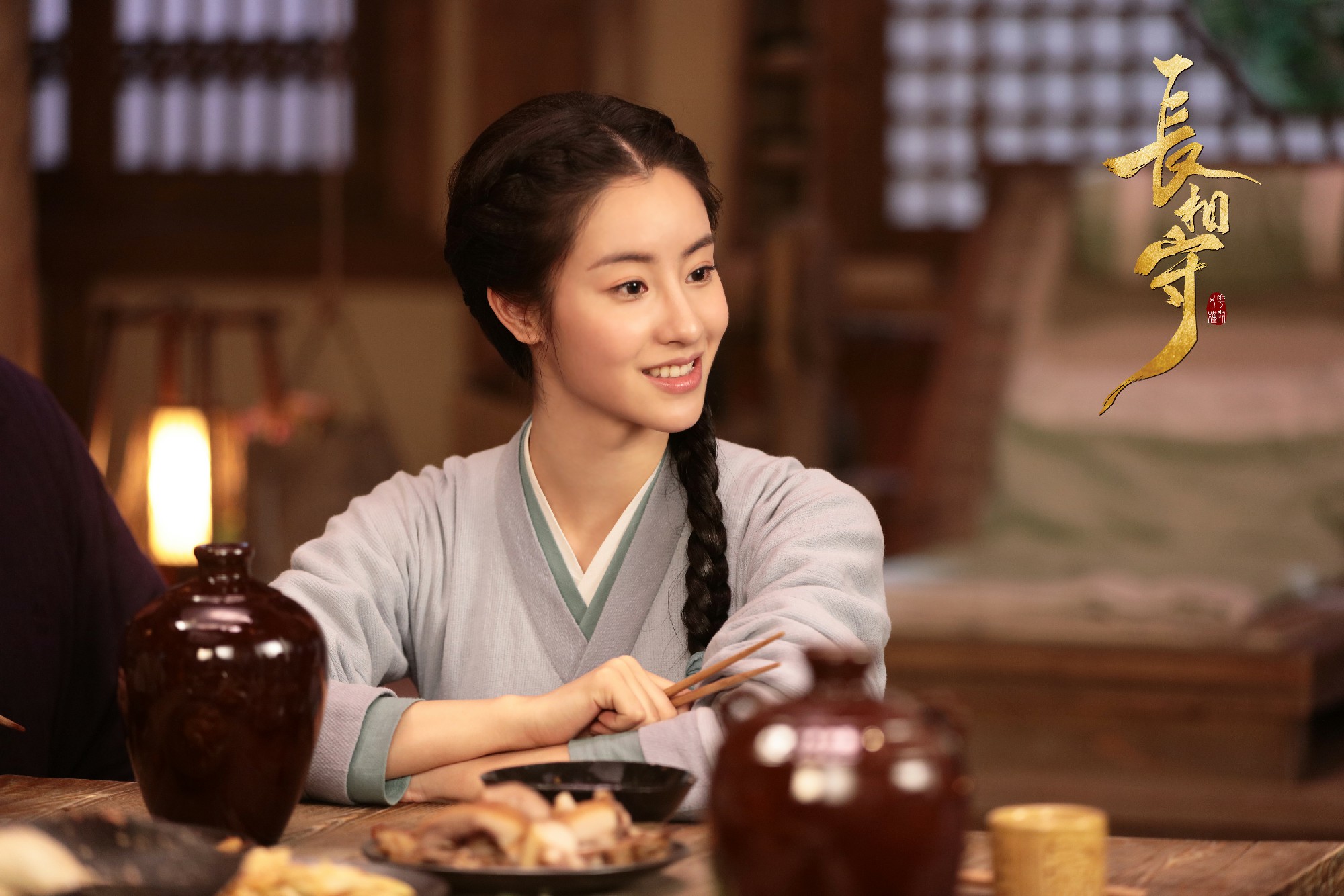 官方释出的乱世相守版海报中,饰演女主角花木槿的毛晓慧头戴凤冠身着