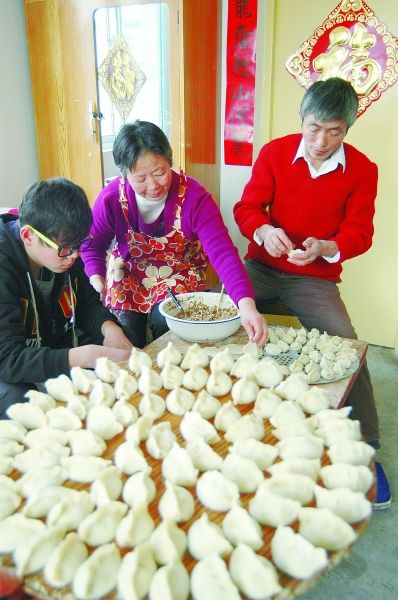 南方和北方在过年期间的习俗不尽相同,一些跨地域的家庭,南北方过年的