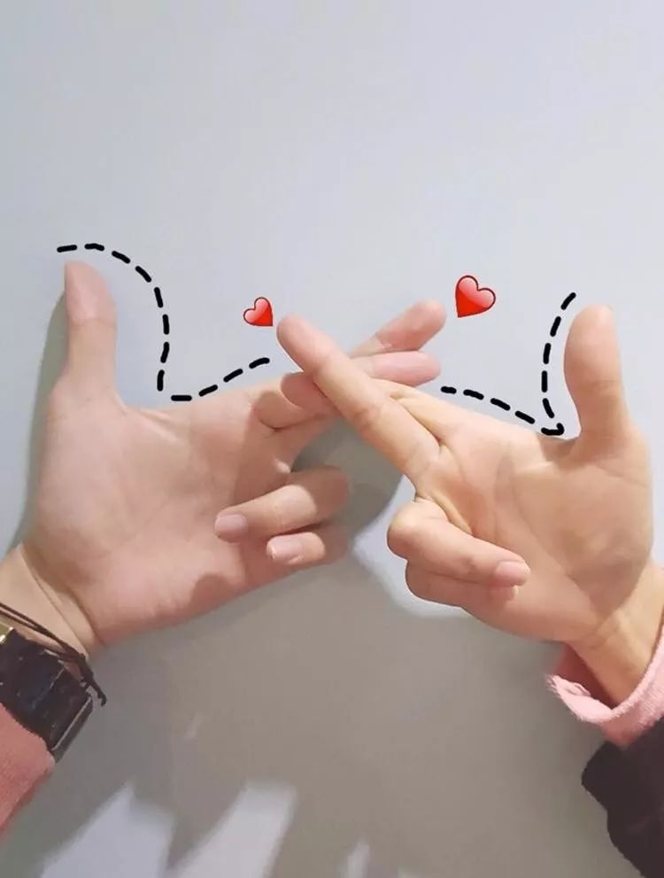 不用露脸也一样可以秀恩爱5种超火情侣手势照推荐给你让你可以低调撒