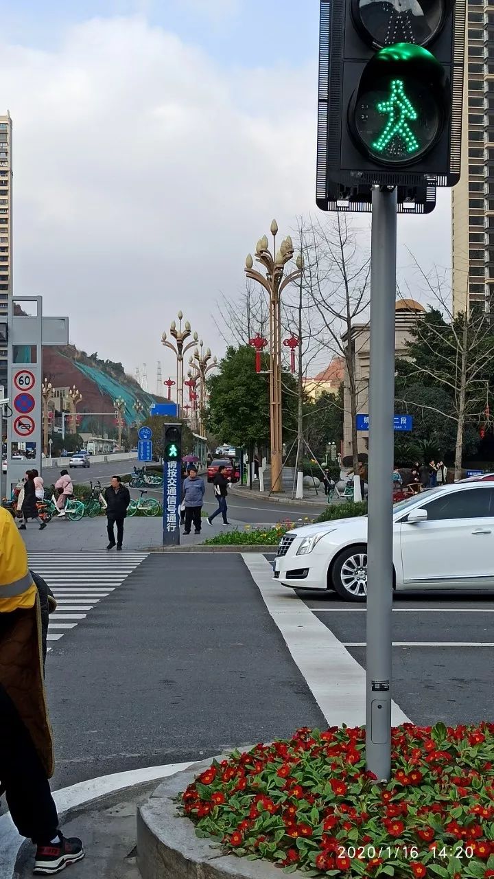 资阳万达路口人行道分段式红绿灯投用,以后再也不用抢时间了!_马路