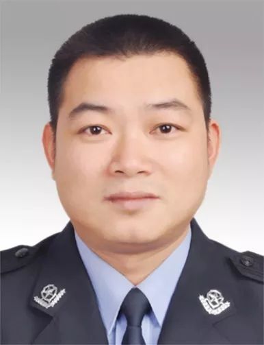 浙江苍南人,中共党员,1993年8月参加工作,大学学历,现任苍南县公安局