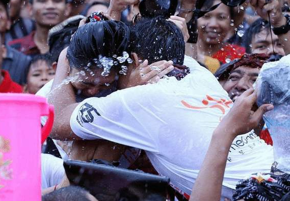 巴厘岛疯狂亲吻节无数美女被亲哭网友难道不是耍流氓