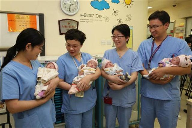 孕妇意外怀上四胞胎这孕肚也太太了网友真担心被撑开