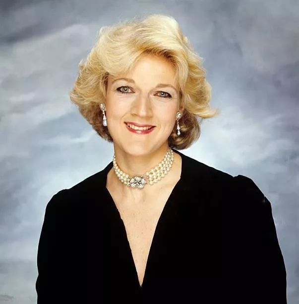 费欧娜出生于1956年5月26日,父亲曾经是英国伦敦的警长和英格兰银行