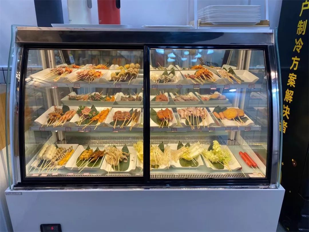 柜里摆满了串素菜,肉类等等店内菜品相当丰富炸串的第一要义--食材