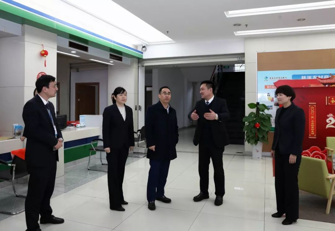 省农信联社宁波办事处主任崔全利到慈溪慰问员工并调研