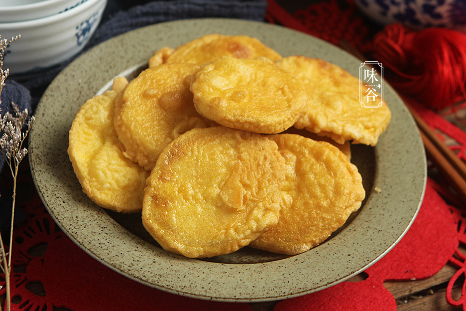 放盐是为了口感更丰富,因为红薯是甜的,一口咬下去,甜中带着一点咸,更