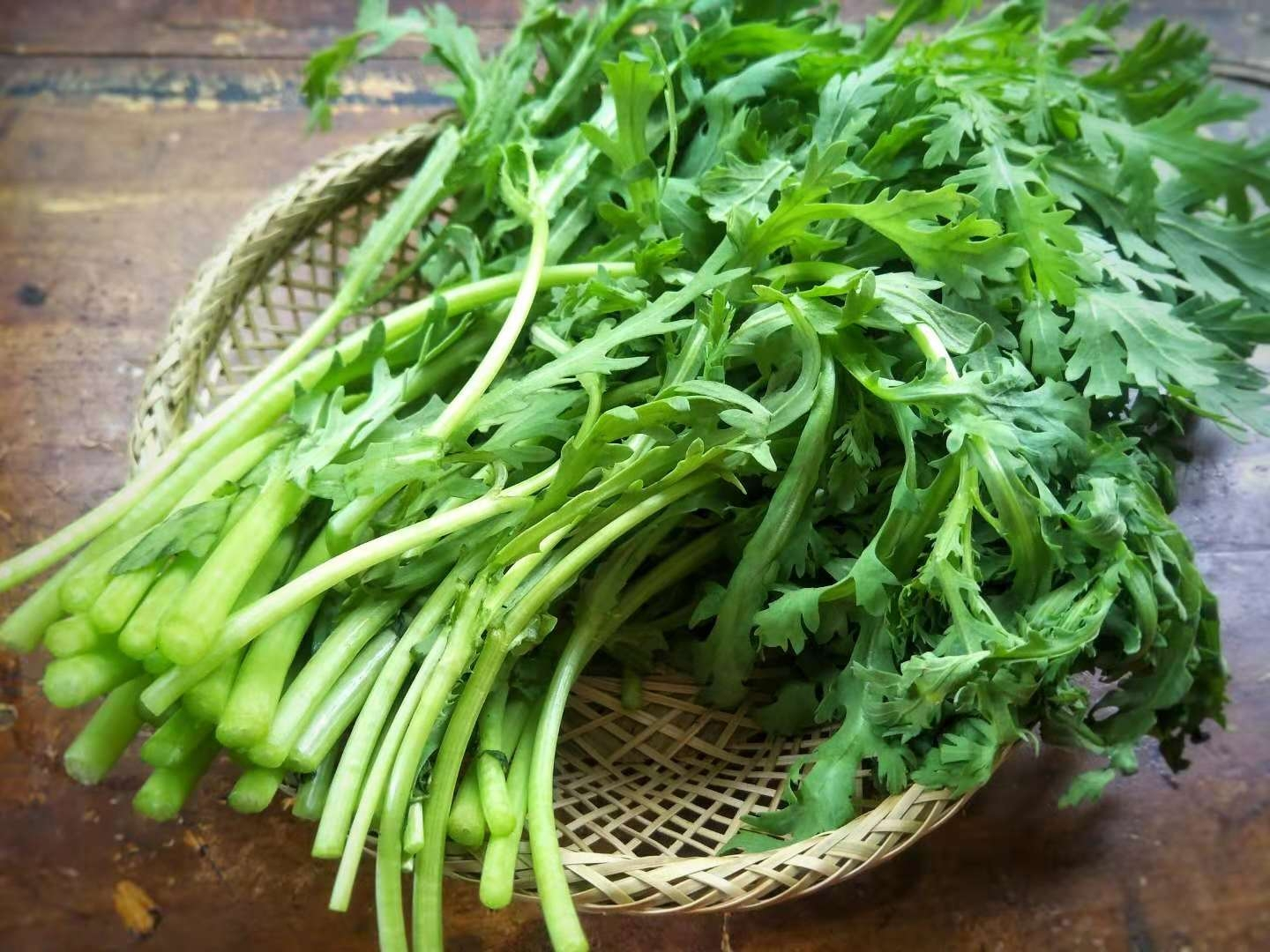 遇上这菜不要手软,每周吃一回,身体轻松肠胃好,老人孩子都爱吃_茼蒿