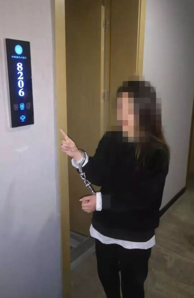 酒店门缝里收到一张不可描述的小卡片,然后来了一群人._女子