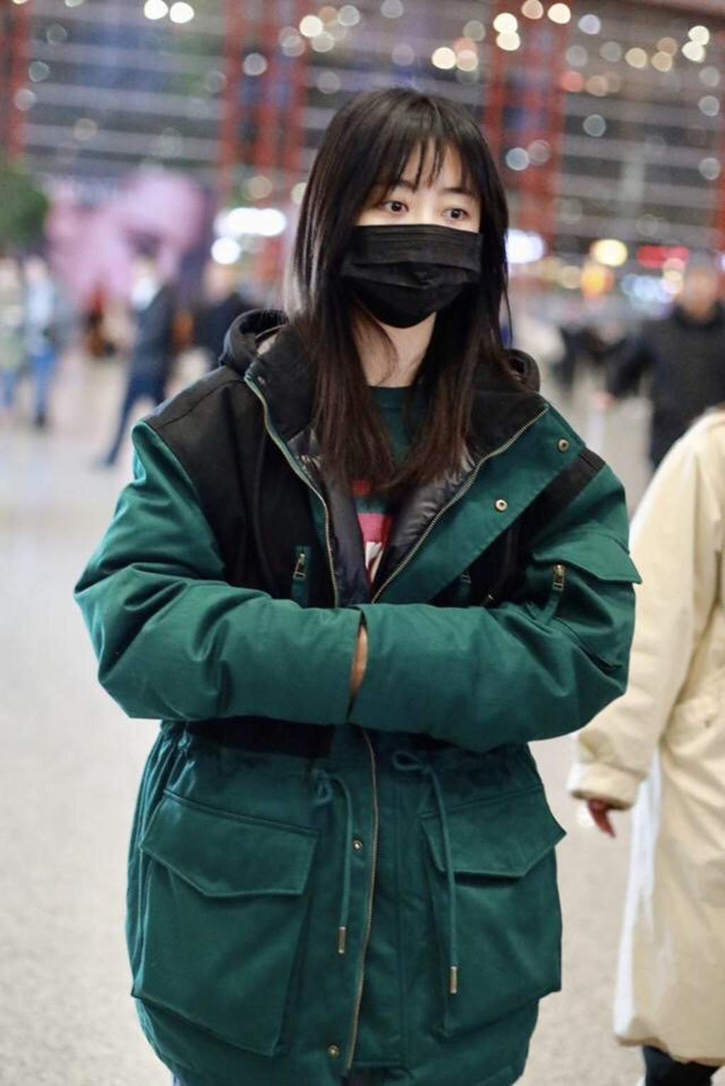 谭松韵双手插袖子大爷式御寒配齐刘海大眼睛真是萌翻了