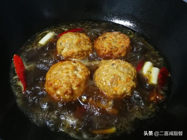 年夜飯系列:年夜飯硬菜四喜丸子,創意加了3樣食材,鮮嫩多汁_姜蔥