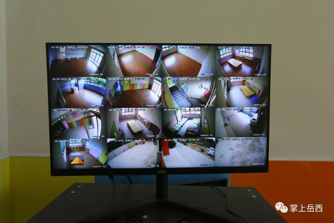 教育设备先进:幼儿园班级配有教学一体机,监控,空调,电钢琴等各种教学