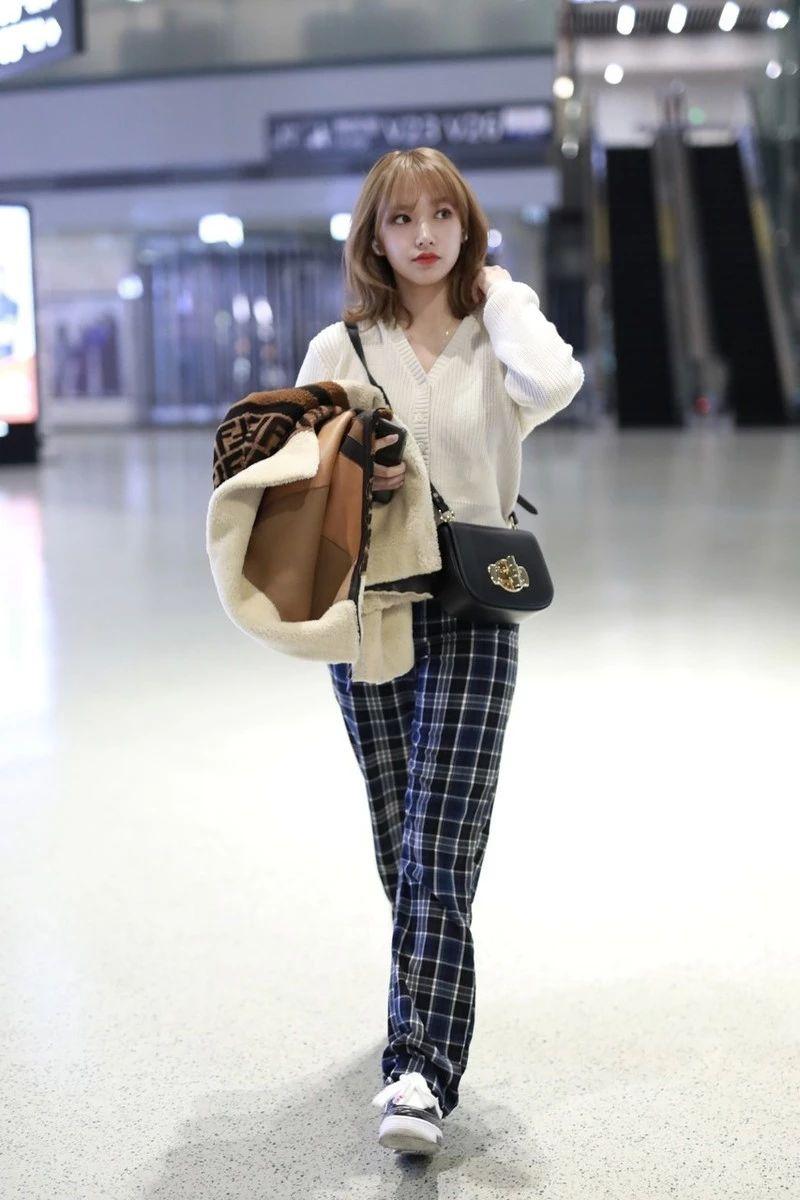 原创程潇穿紫色毛外套现身机场,搭配骑士靴,网友:大长腿细到不真实