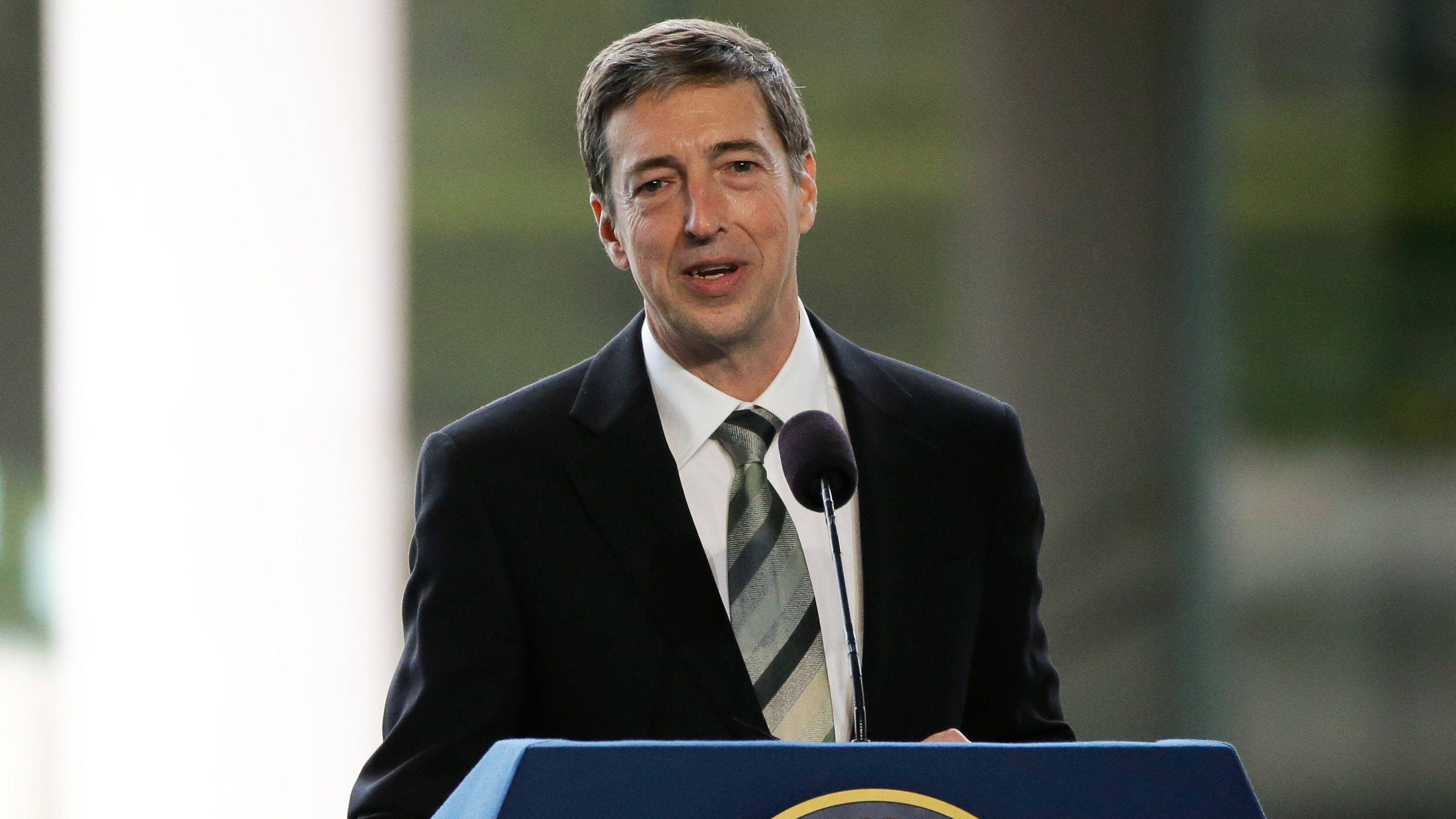 罗恩说道:"这种感觉不太好,我对里根政府在环境问题上的立场也不是