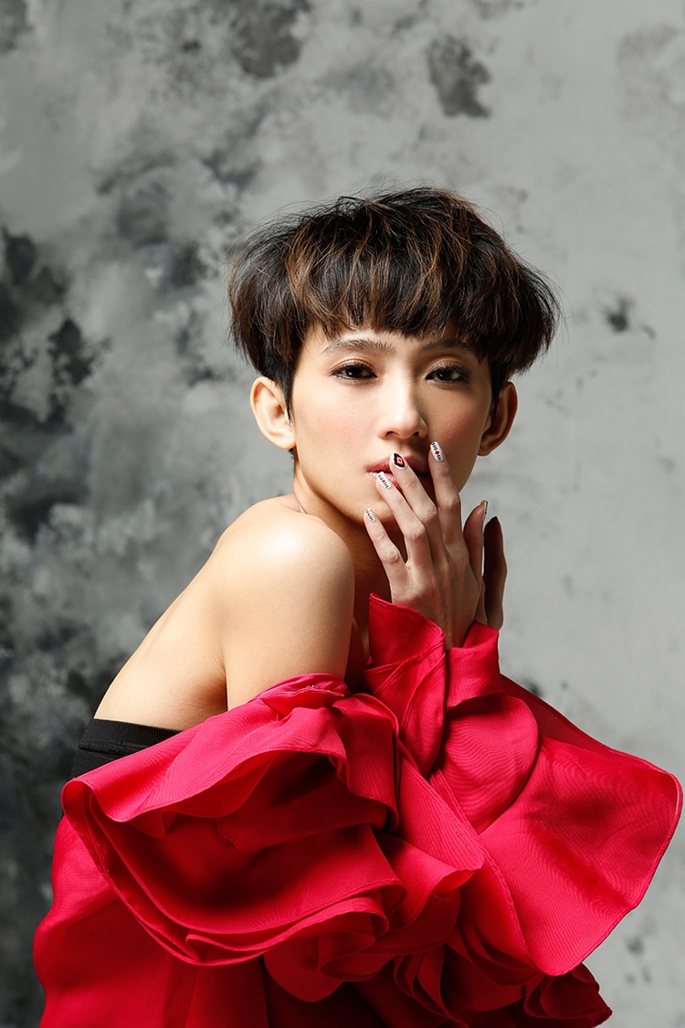 她是有名的创作才女,一代金曲歌后,爱音乐爱生活更爱自己_戴佩妮