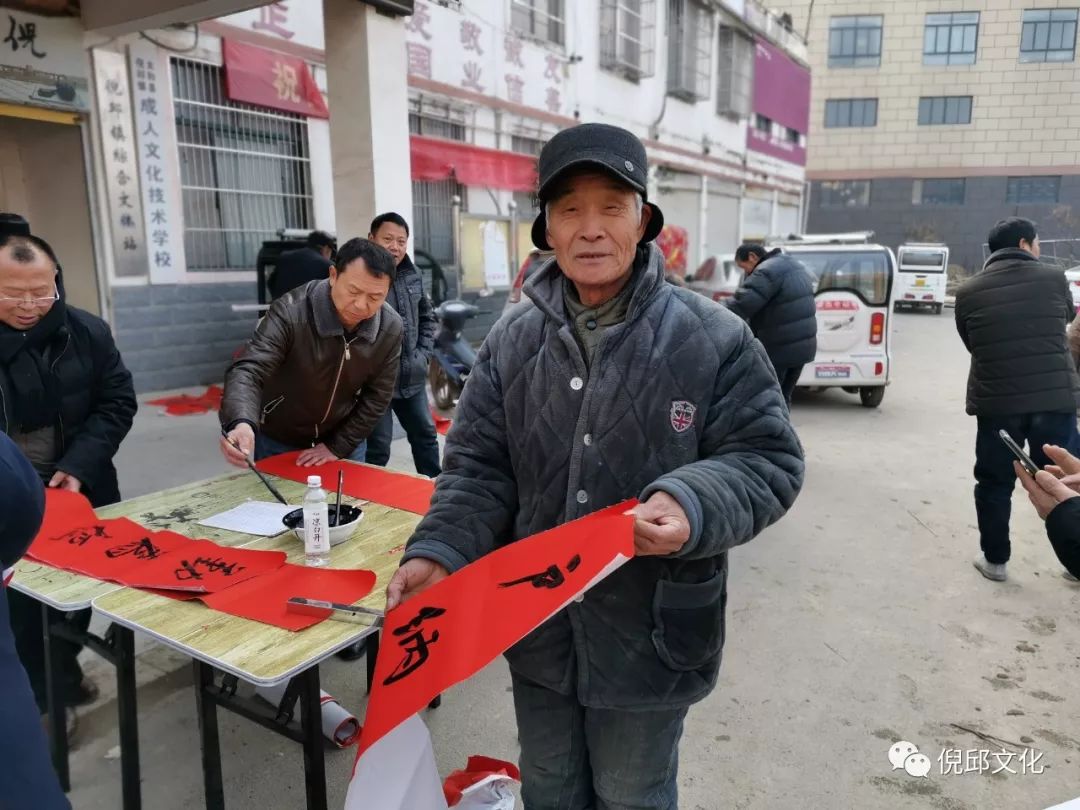 倪邱镇义务写春联,送福进万家活动掠影