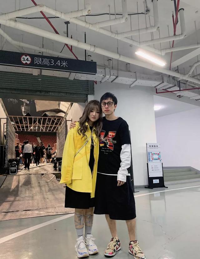 哥哥是富二代秦奋,她曾逛街一次花50万,19岁开公司成人生赢家