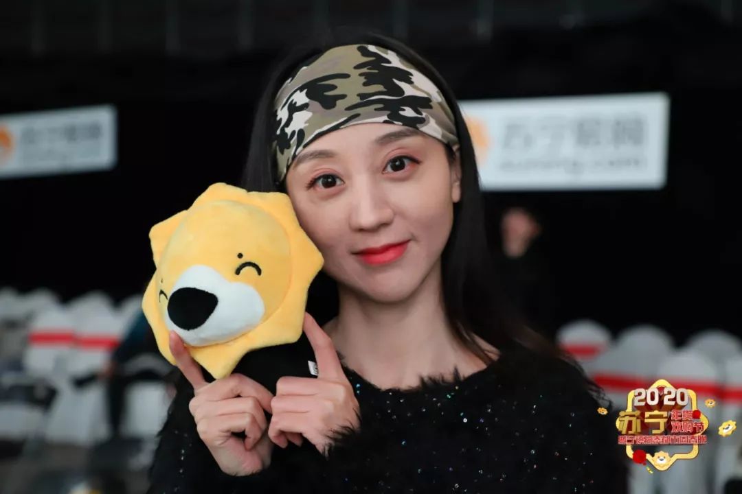 南京电视台名嘴主播素颜彩排剧透社传来 第一手信息买年货,看春晚,迎