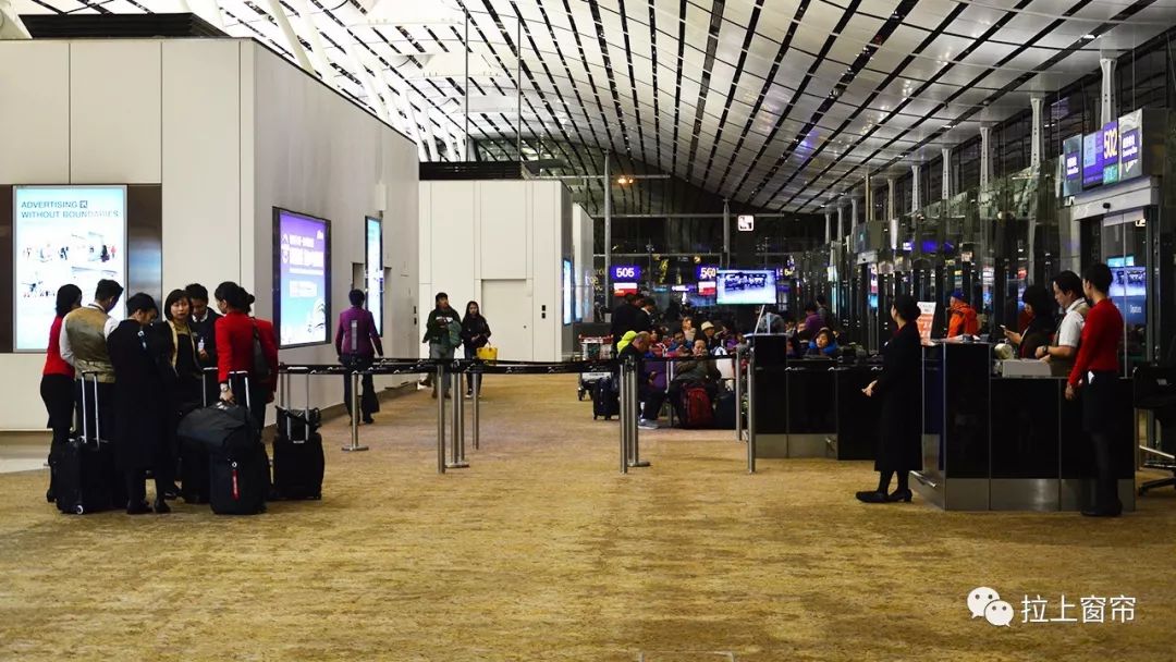 图:香港机场卫星厅内景 摄影:拉上窗帘但是要说到效率,很是令人失望.