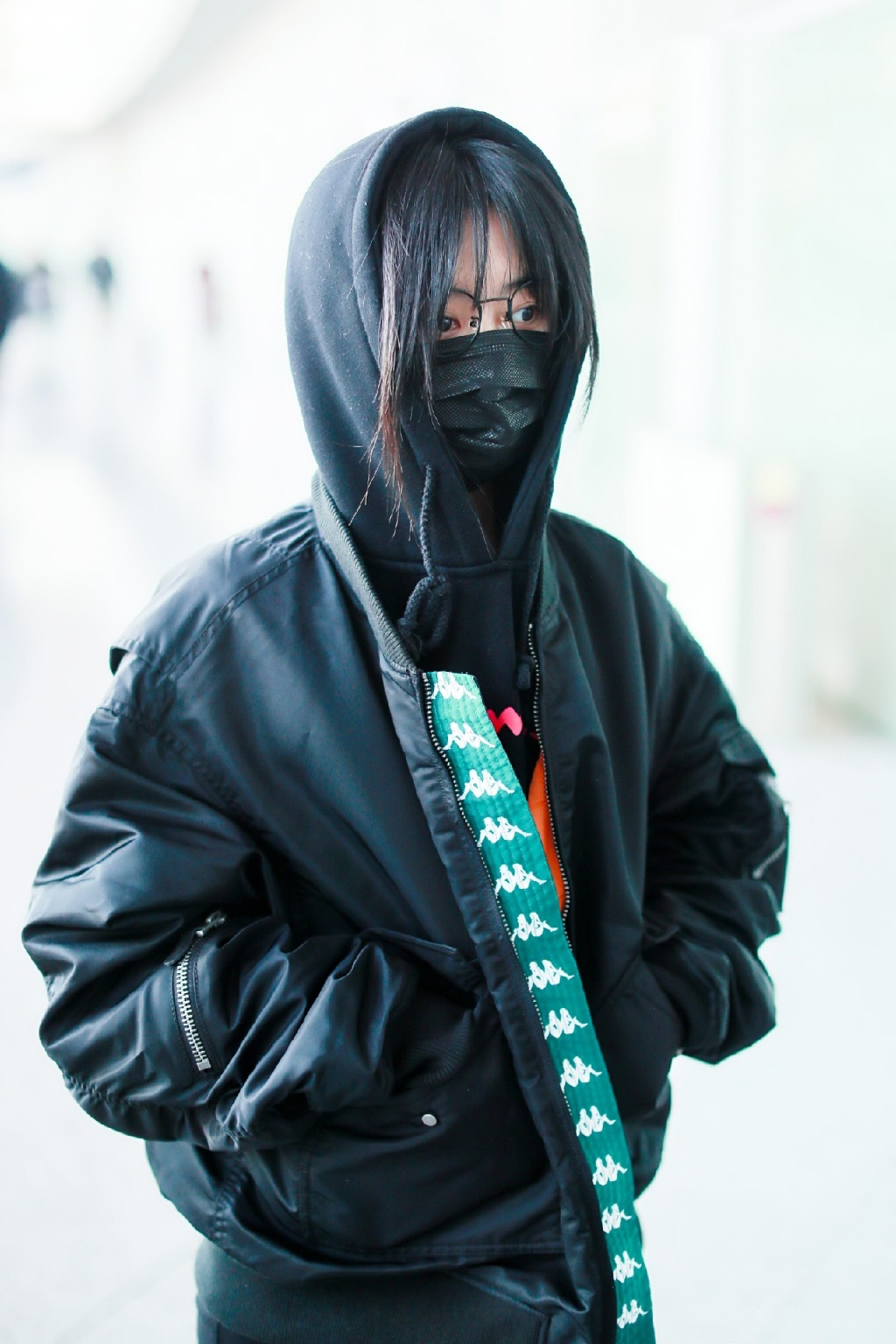 谭松韵双手插袖子大爷式御寒配齐刘海大眼睛真是萌翻了