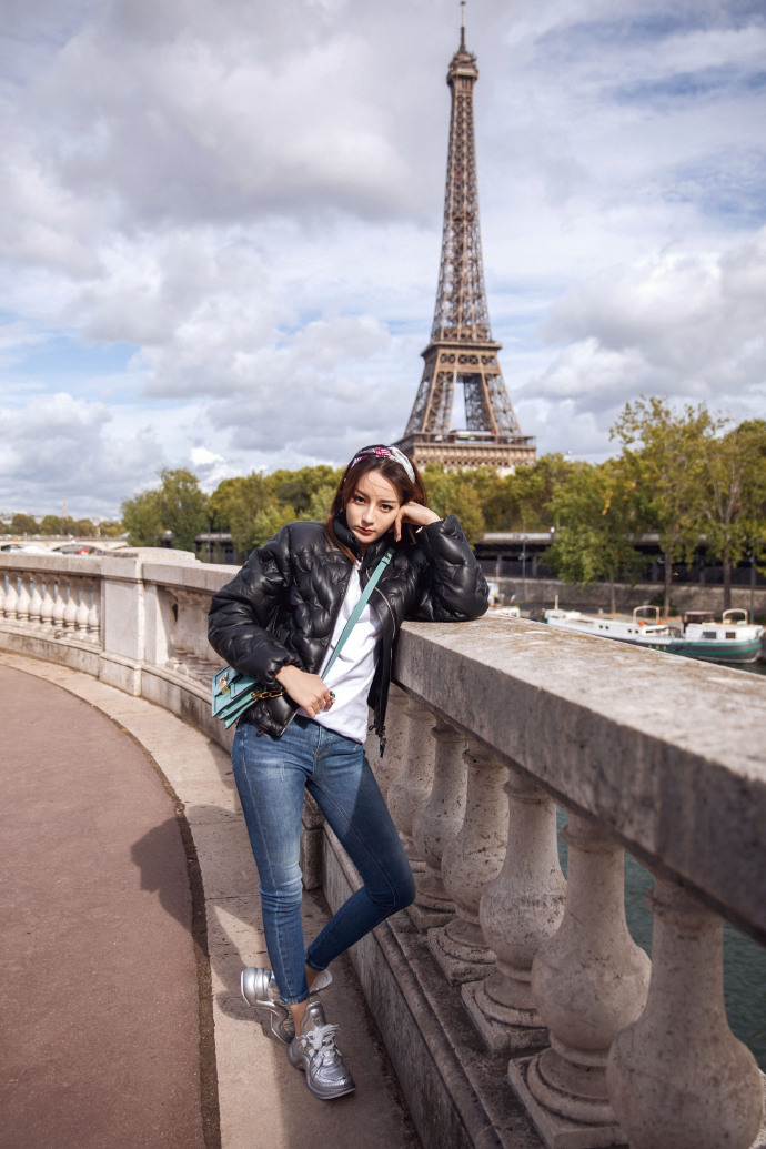 迪丽热巴在巴黎,两个造型也太美了吧,好喜欢这件撞色格子裙