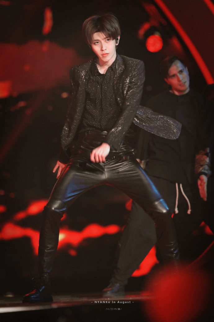 蔡徐坤登湖南卫视春晚陪你过小年 主持唱跳样样拿手不愧是全能爱豆!