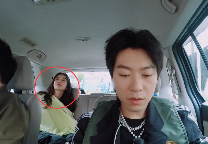 baby在车上眯着眼睛睡觉当镜头拉近她的脸时暴露出最真实长相