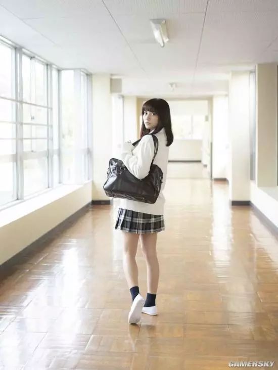 写真偶像小护士桃月梨子穿水手服挑战女高中生