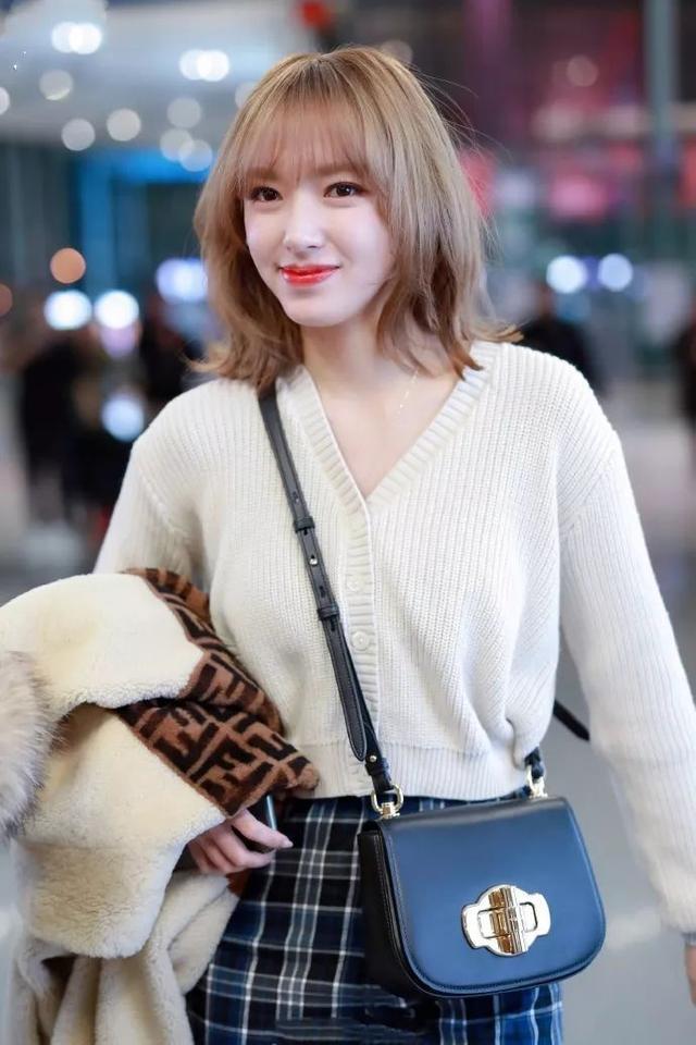 程潇带火奶茶棕发色针织毛衣配格纹长裤太惊艳漫画脸好能打